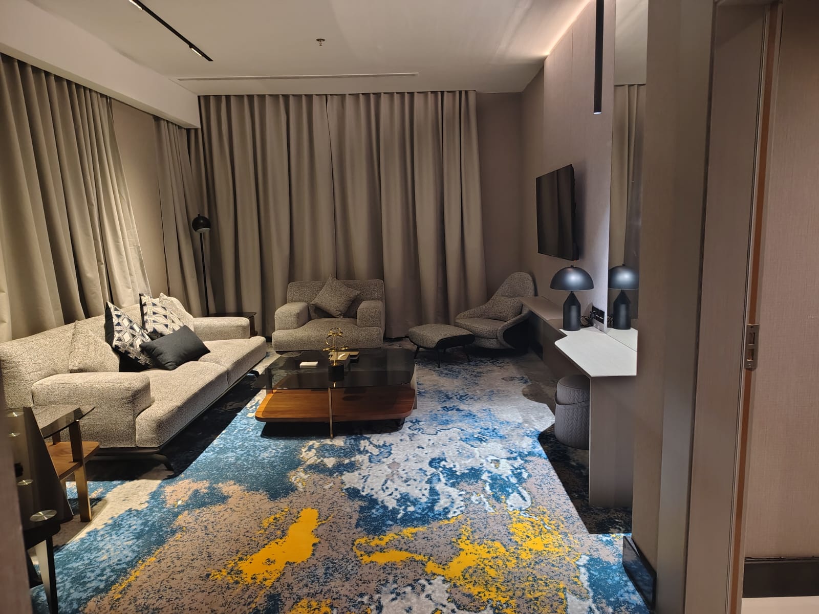 Royal Suite 1 room ( room king bed & Living Room And 2 bathroom )