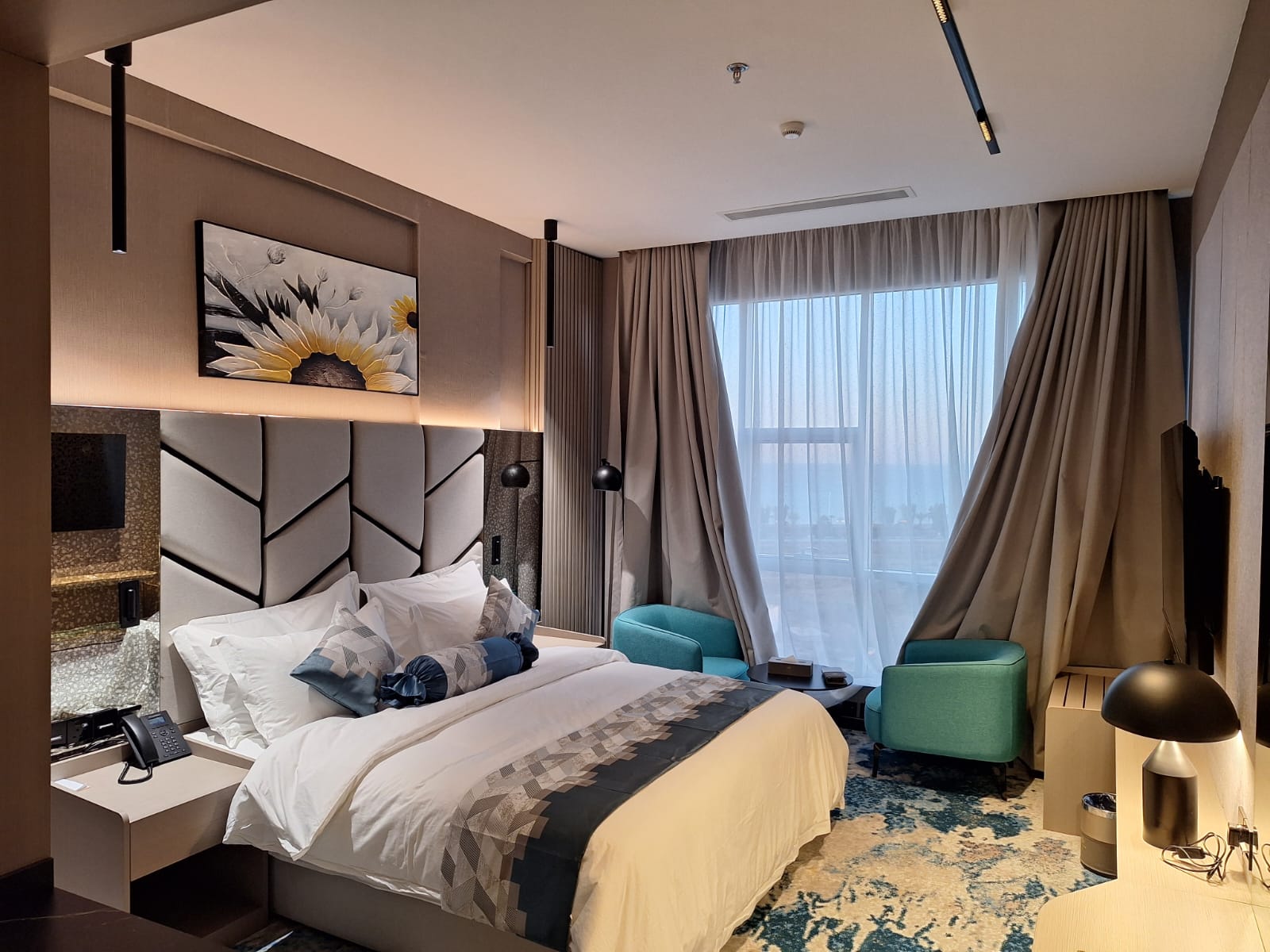 Standard room ( king bed & bathroom )