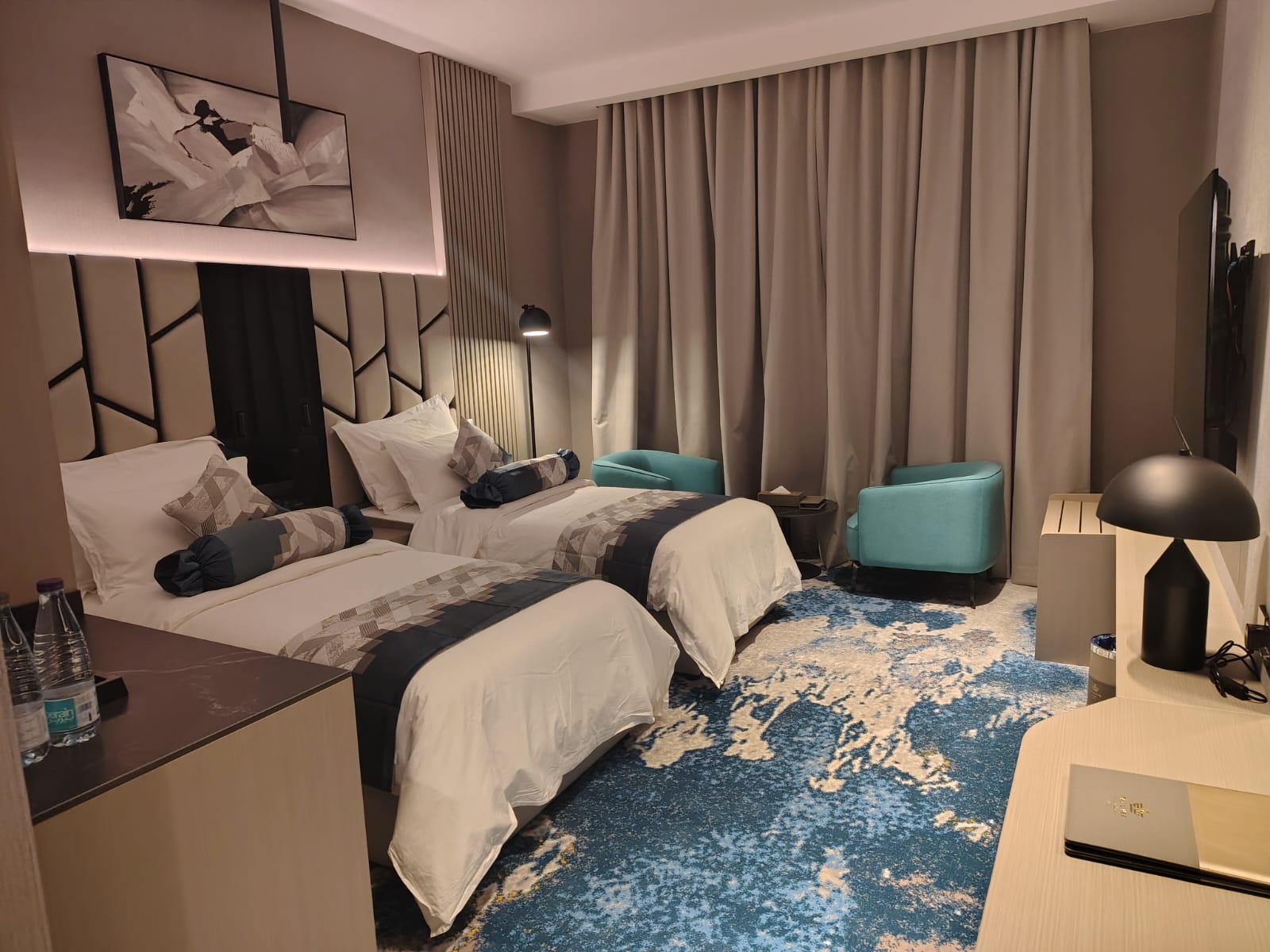 Standard room (Twin beds & bathroom )