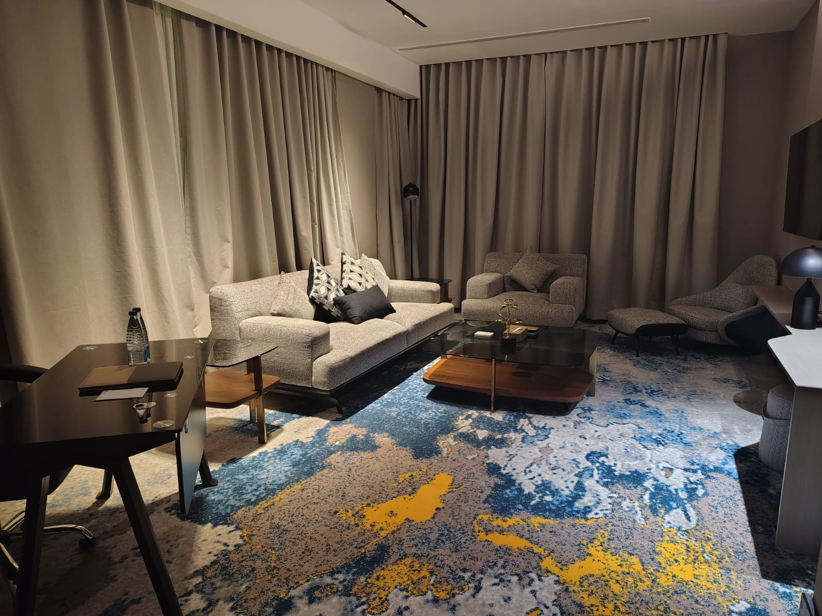 Royal Suite ( king bed & Living Room And 2 bathroom )